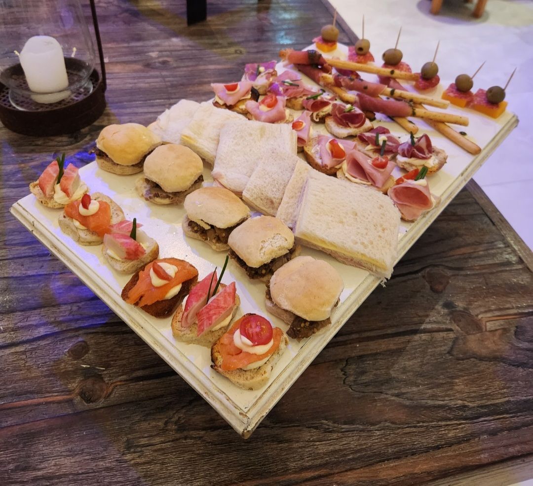 Un collage de cuatro imágenes de diferentes tipos de comida en platos sobre una mesa.