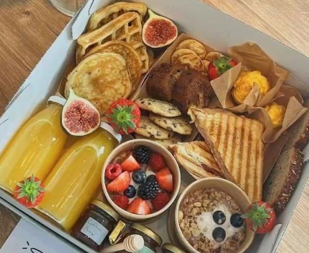 Una caja llena de una variedad de alimentos y bebidas.