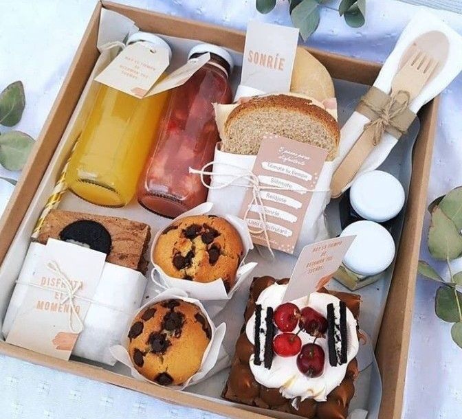 Una caja llena de una variedad de alimentos y bebidas.