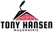 Logo de la Maçonnerie Tony Hansen avec toit noir et liseré de briques rouges sur fond blanc