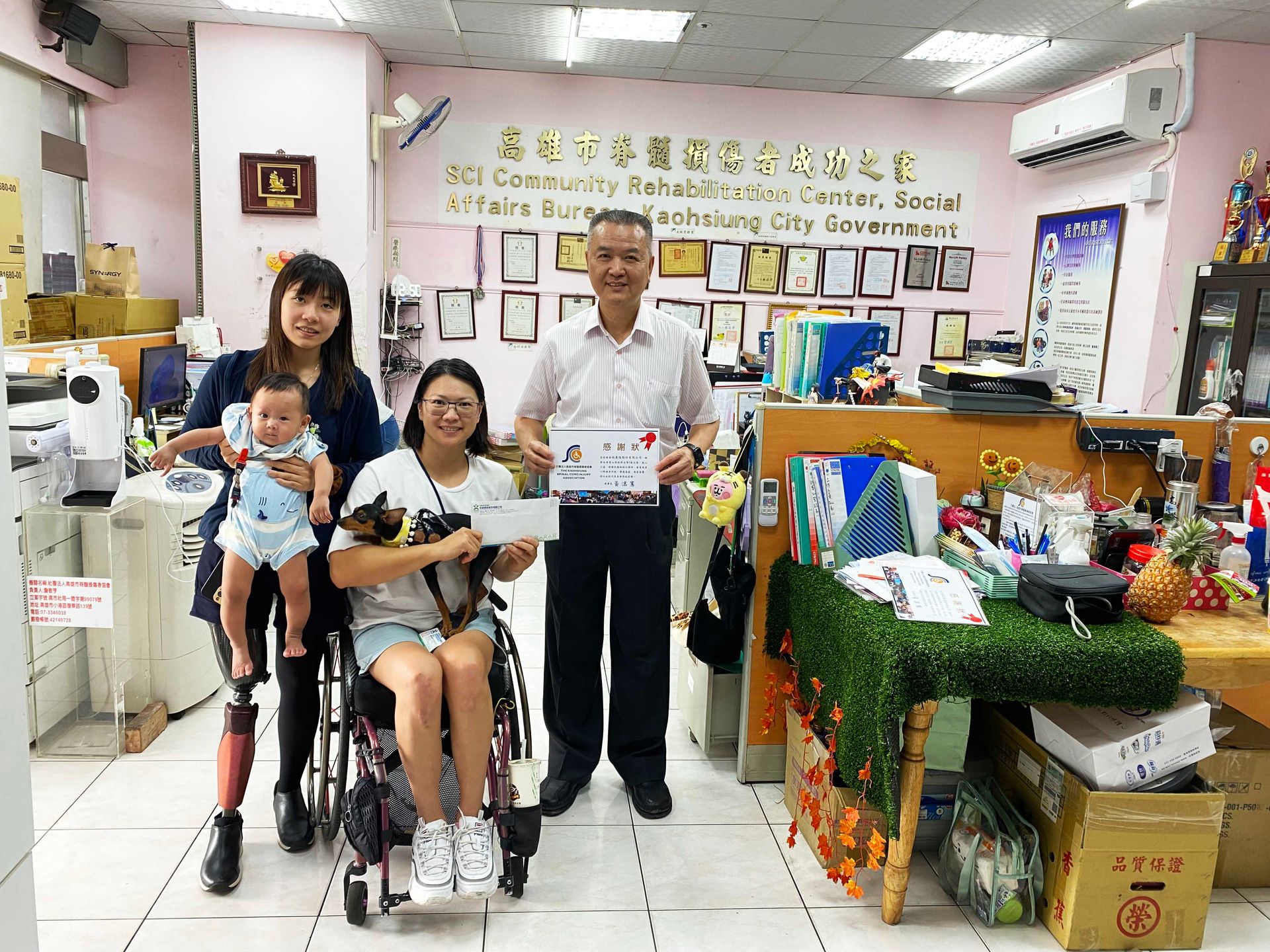 公益贊助紀實：與帕奧羽球選手楊伊宸在高雄市脊髓損傷者成功之家合影，象徵支持夢想的初衷。