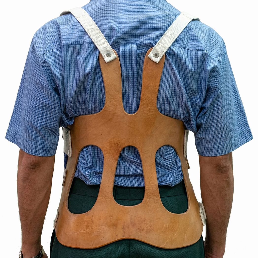 永純輕型長背架 ABS-Taylor Brace：棕色硬質 ABS 塑料材質，具有背部大面積開孔減壓設計與淺色織帶固定系統。