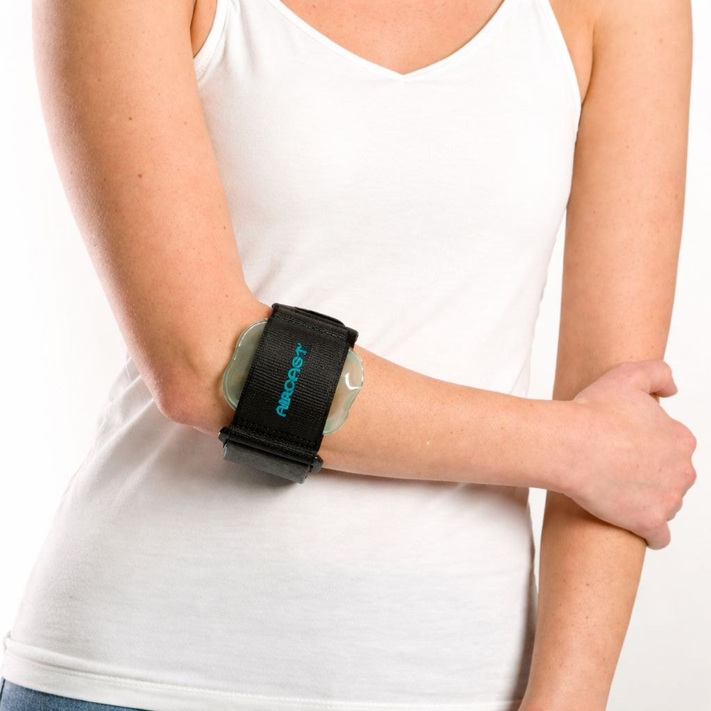 永純充氣式網球肘 Aircast Armband:女性穿戴特寫,展示黑色寬版束帶內嵌半透明氣墊壓力墊,以及正面醒目的湖水綠 AIRCAST 品牌標誌。