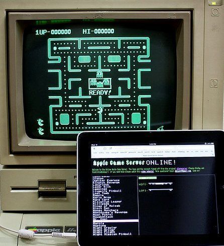 Um monitor de computador com um jogo pac man nele