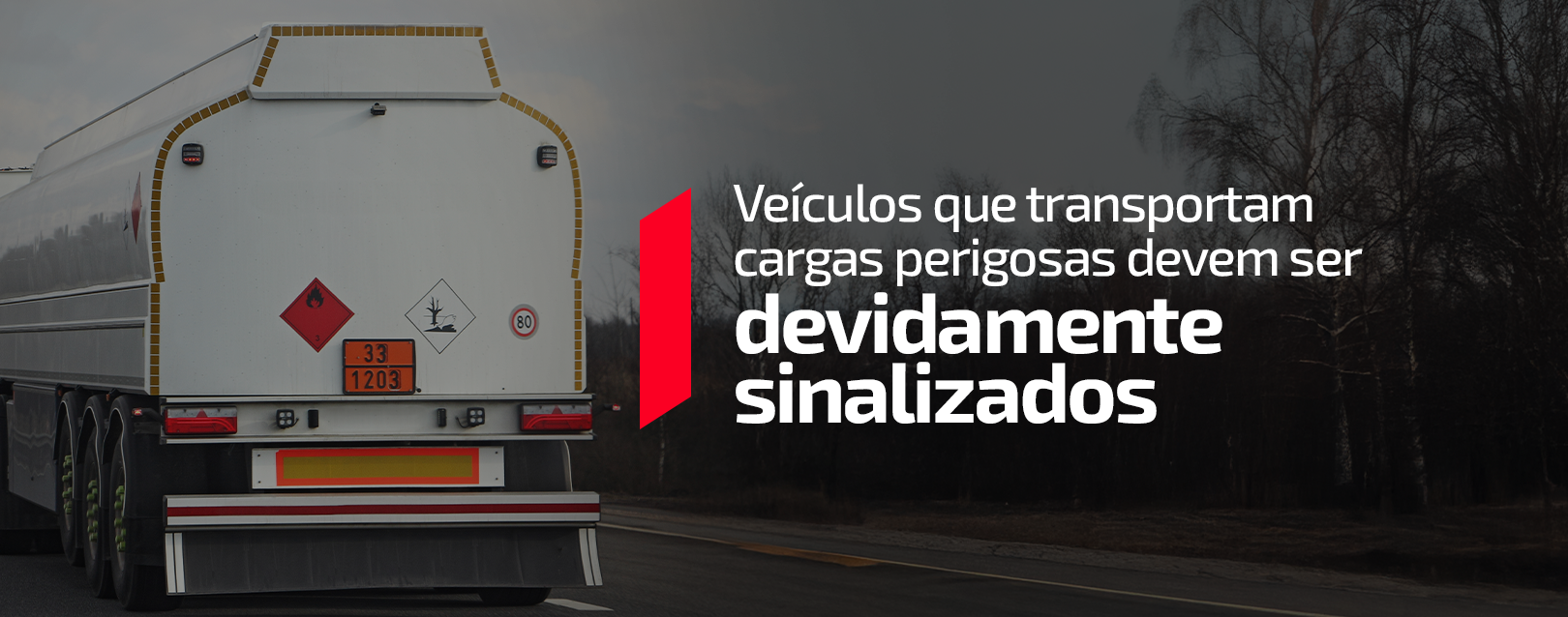 Veículos que transportam cargas perigosas devem ser devidamente sinalizados.