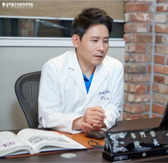 Dr. Yoon Ho-joo, MD, PhD, consulting a patient at Somssi Women's Clinic in Gangnam