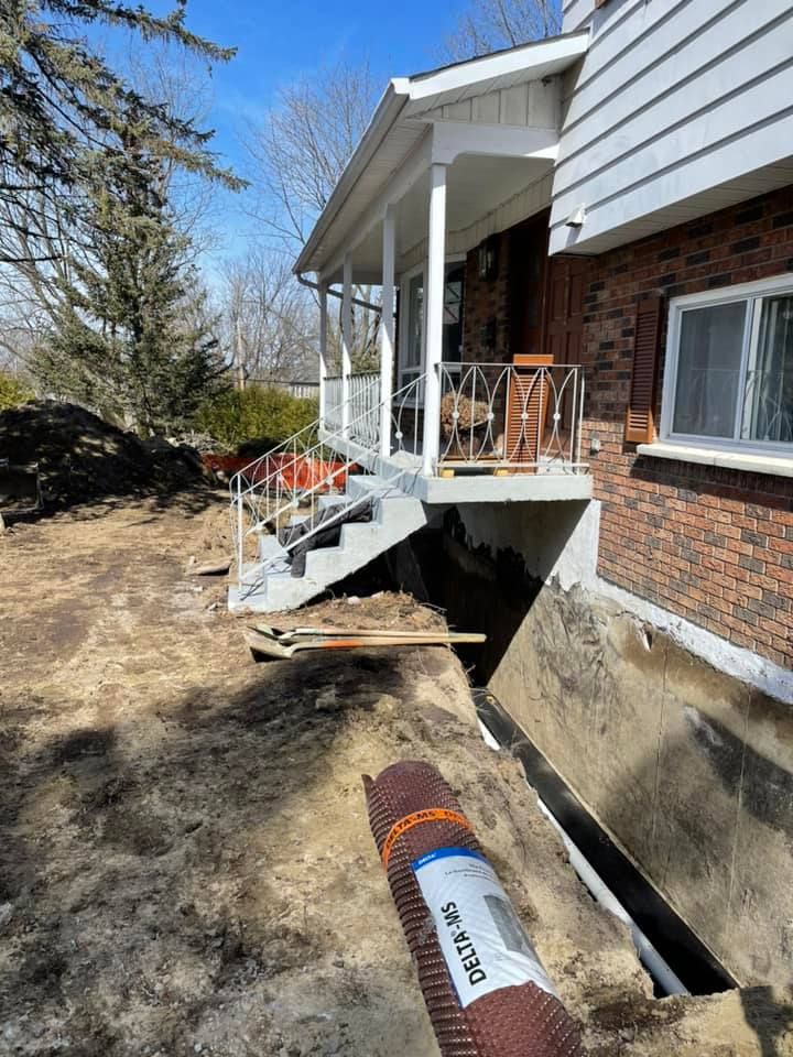 Extérieur de la maison avec porche et escalier donnant sur un sous-sol en pente et en terre battue