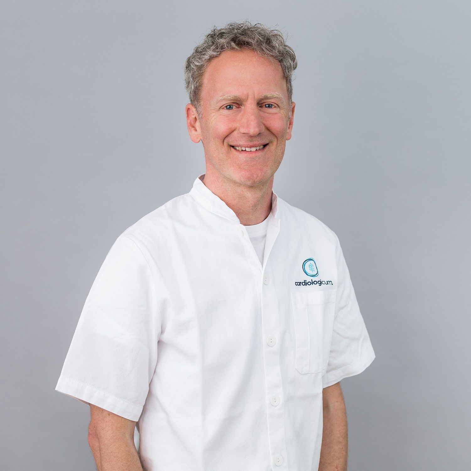 Mit Herrn Dr. med. Amaar Ujeyl (M.Sc.) haben wir einen erfahrenen Sportkardiologen im Team mit Zusatzbezeichnung Sportmedizin („empfohlener Sportmediziner“ der Deutschen Gesellschaft für Sportmedizin, DGSP). Neben seiner Tätigkeit im Cardiologicum betreut er zudem Hobbysportler als auch Profi-Athleten am Athleticum des UKE.