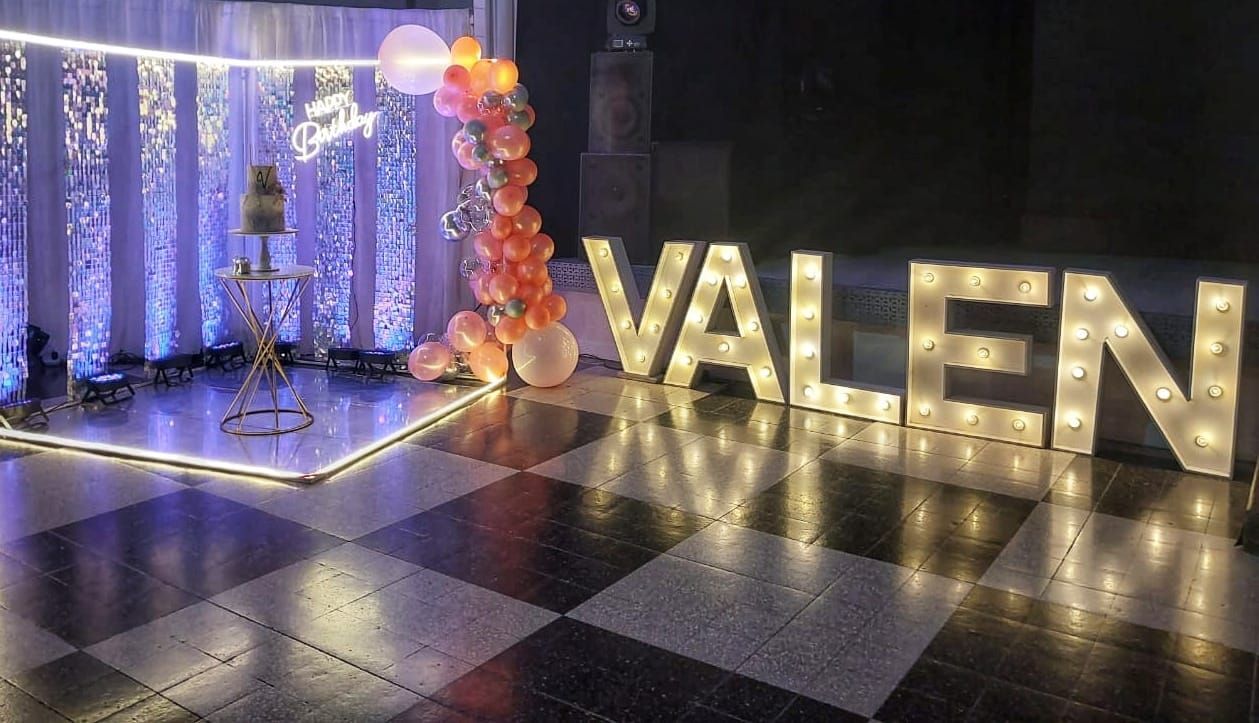 La palabra valent está iluminada en letras grandes en una habitación.