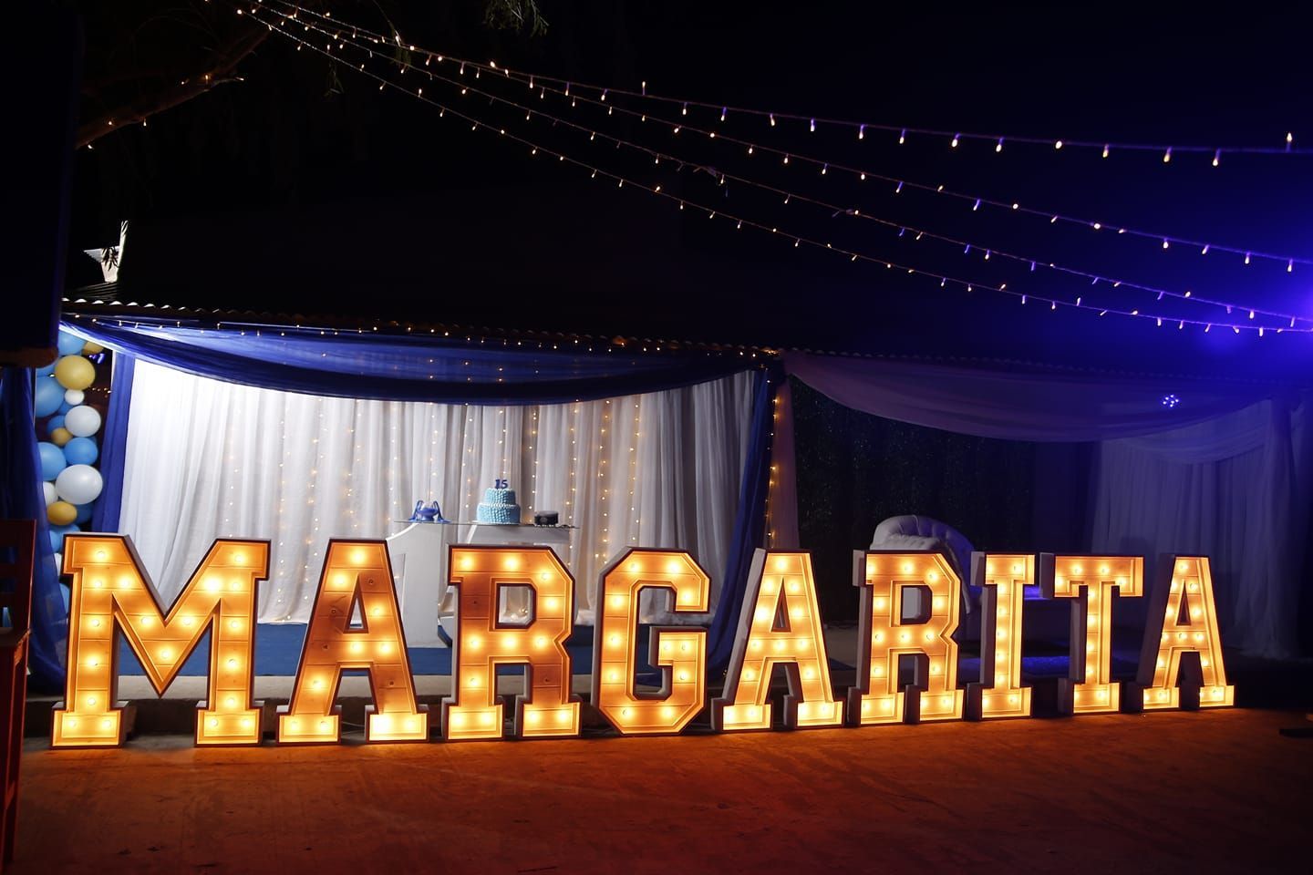 Un gran cartel que dice que Margarita está iluminada por la noche.