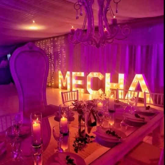 Una mesa con velas y un cartel que dice mecha