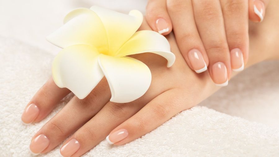 Mani con french manicure
