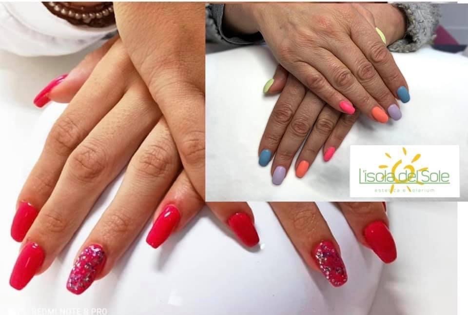 Mani con unghie lunghe rosse e rosa glitterate