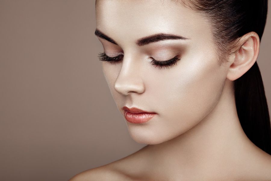 Ritratto ravvicinato di una donna con gli occhi chiusi e trucco naturale