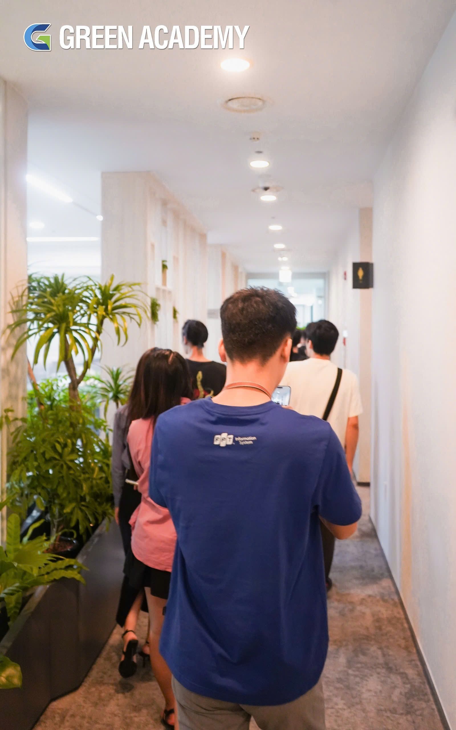 Học viên tham quan trụ sở FPT IS