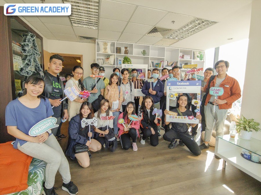 Học viên tham quan Glass Egg - một trong những doanh nghiệp làm Game Outsource Học viên tham quan Glass Egg - một trong những doanh nghiệp làm Game Outsource