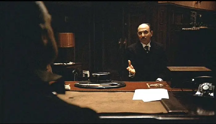 Góc máy quay qua vai trong điện ảnh