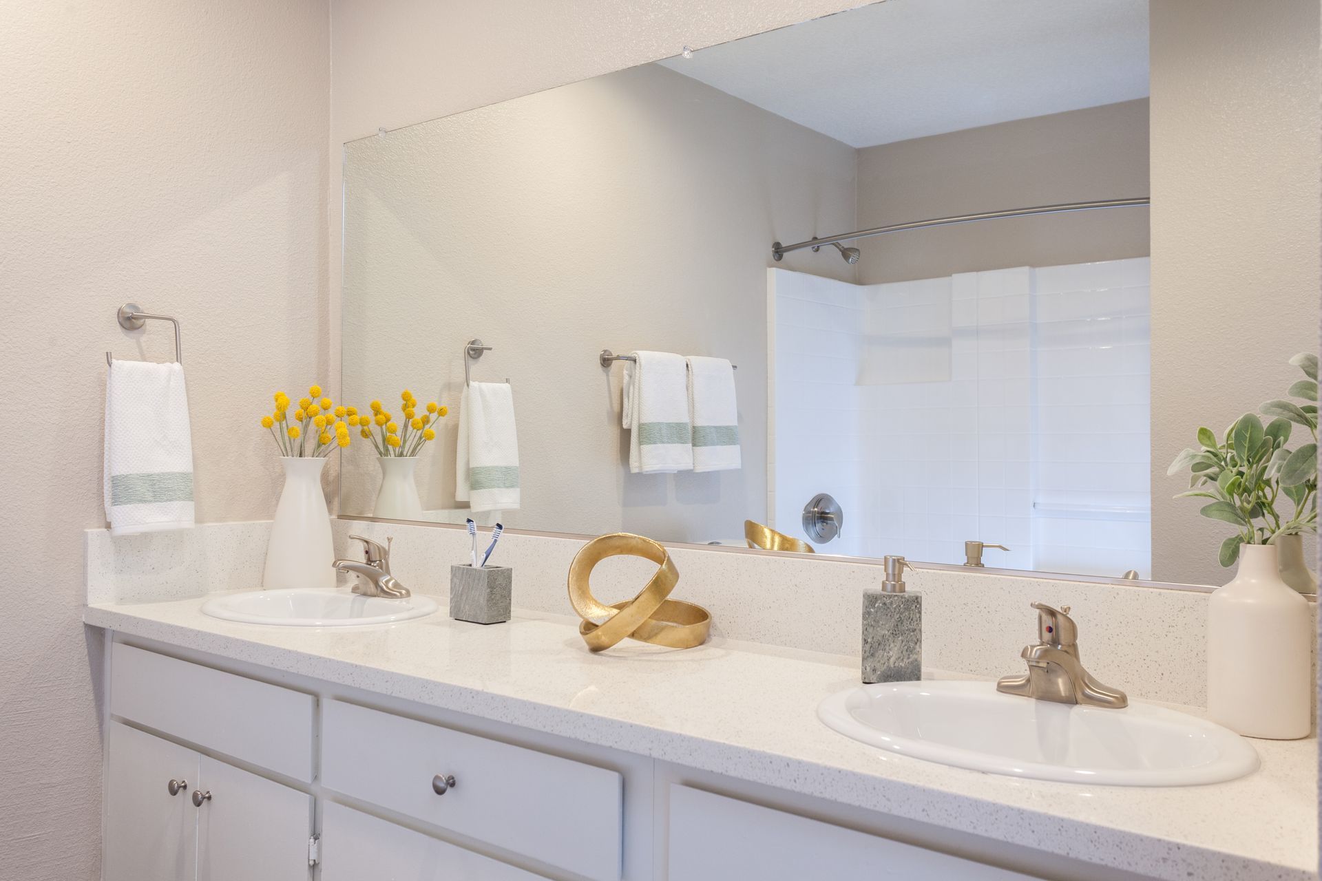 Sliding Photo Gallery Displaying Apartment Features