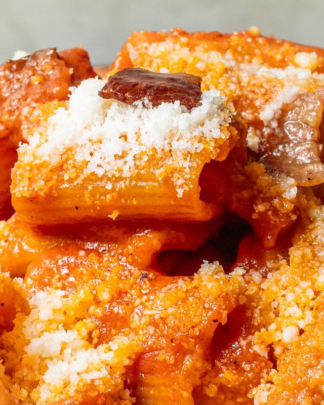 Primo piano di pasticcini all'arancia ricoperti di polvere, scaglie di cocco e un bastoncino di cannella.