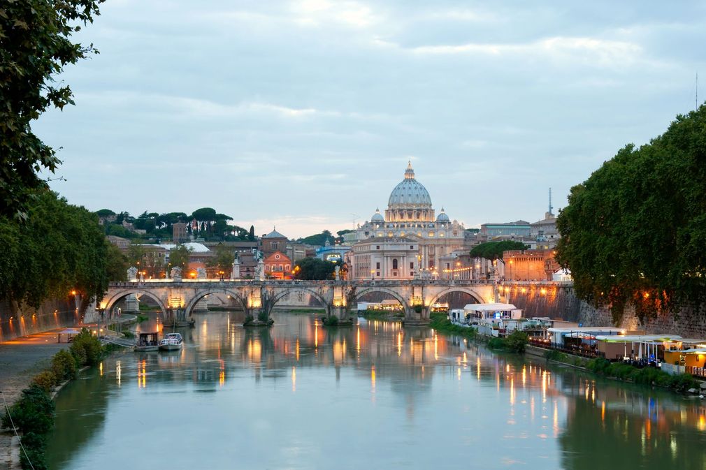 Lo skyline illuminato dal sole, con le basiliche a cupola e i tetti di terracotta al tramonto.
