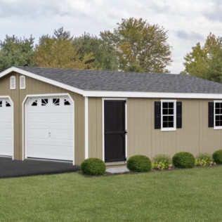 Tan garage de style cabane avec porte blanche, porte noire et pelouse verte devant.