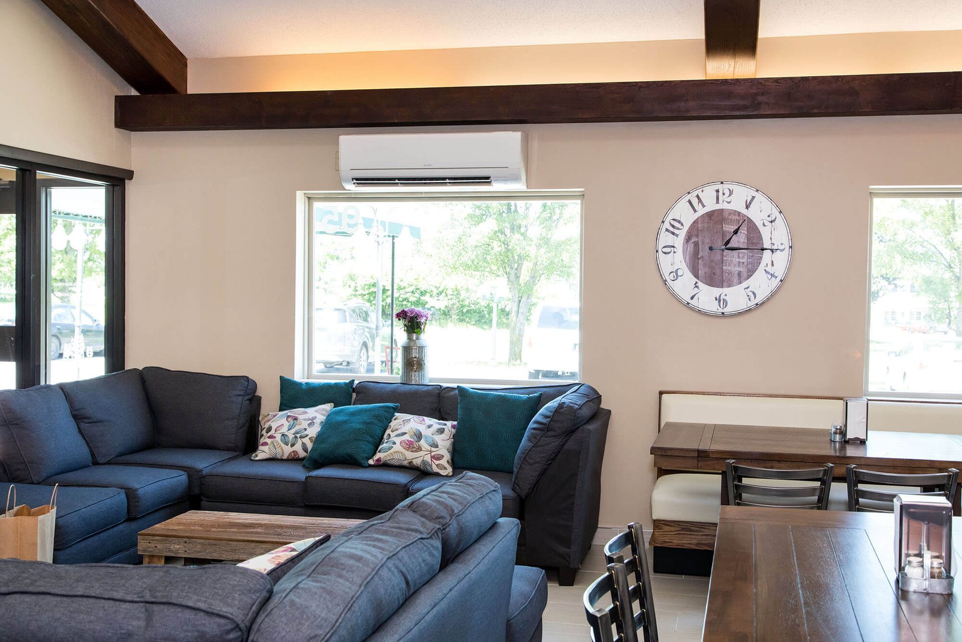 Harvest Inn lounge