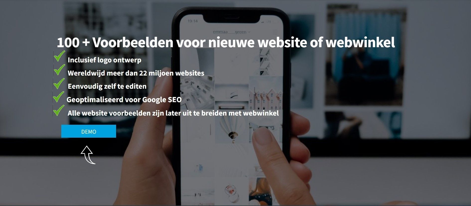 Een persoon houdt een mobiele telefoon vast voor een computerscherm.