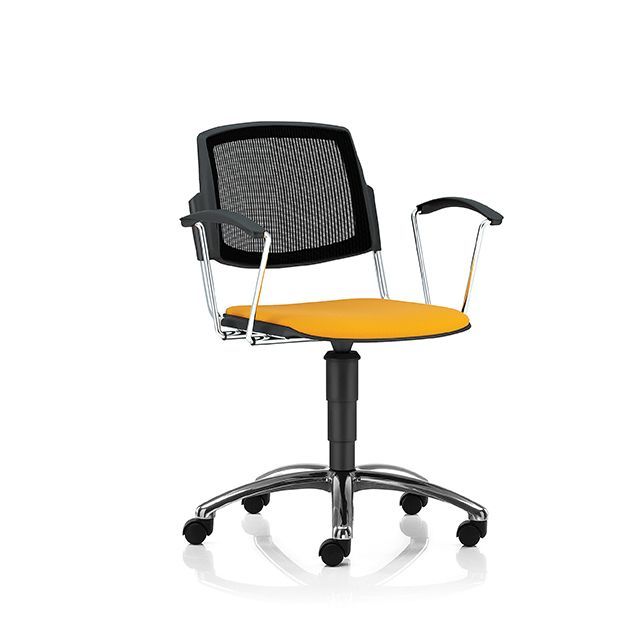 Swivel chair with arms
