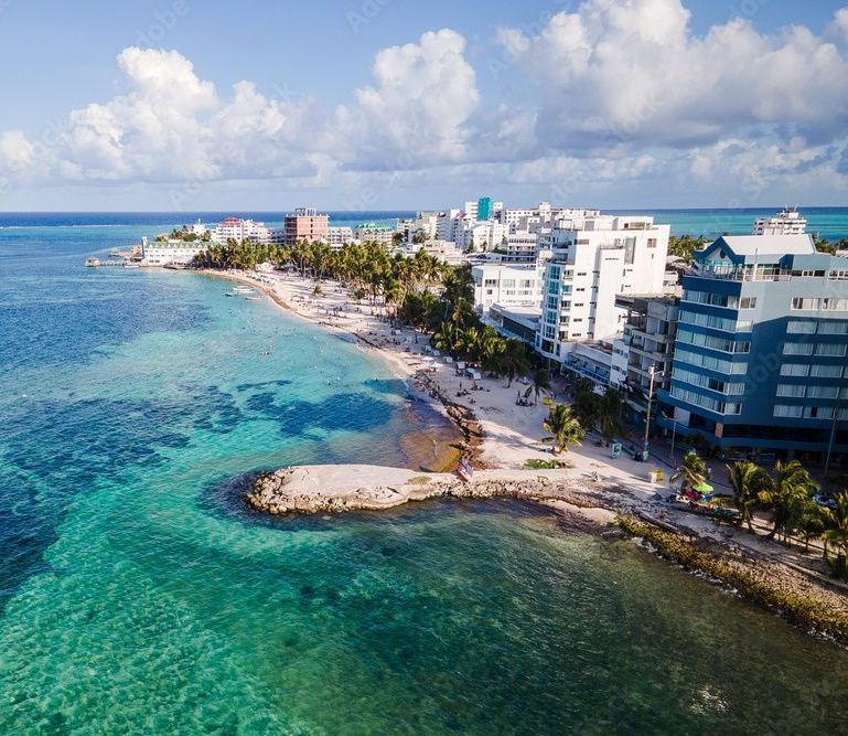Vista aérea del mar de siete colores en San Andrés, elegir hoteles en San Andrés centro facilita tu primer viaje del año y los traslados.