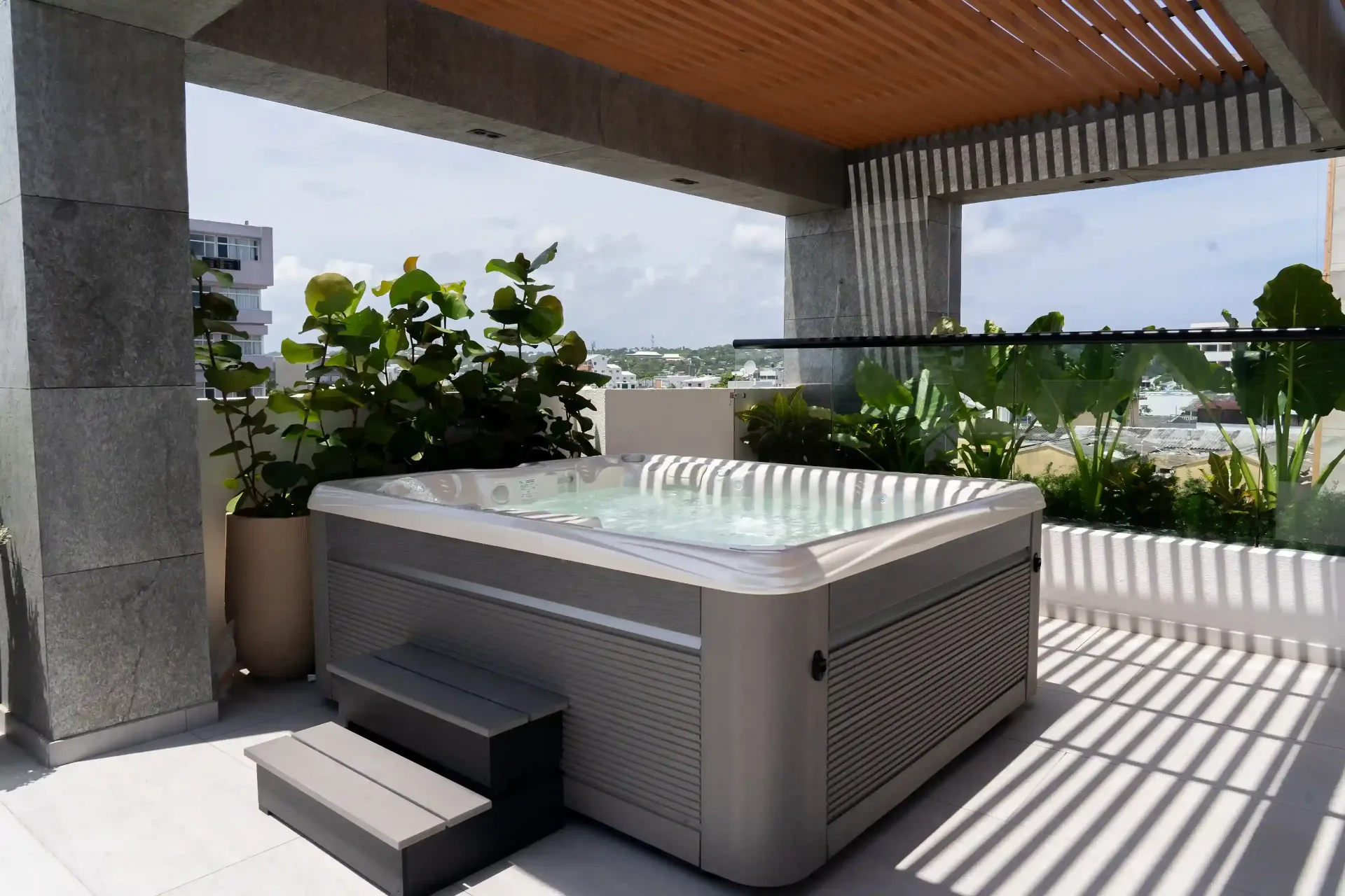 Jacuzzi en terraza de Hotel Delamar San Andrés, hotel en San Andrés centro para descansar después de recorrer la isla.