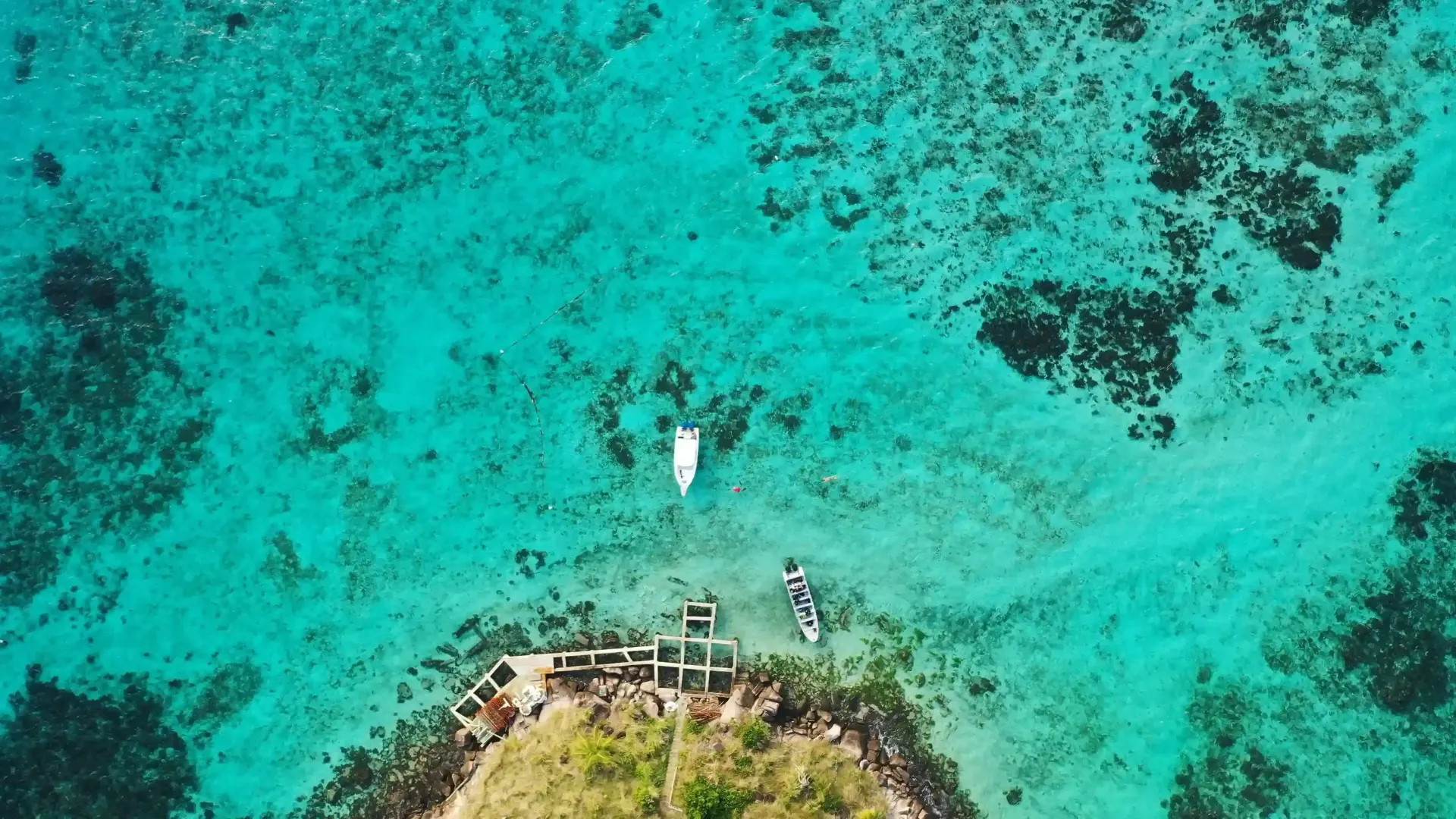 Vista aérea del mar de siete colores en San Andrés, elegir hoteles en San Andrés centro facilita tu primer viaje del año y los traslados.