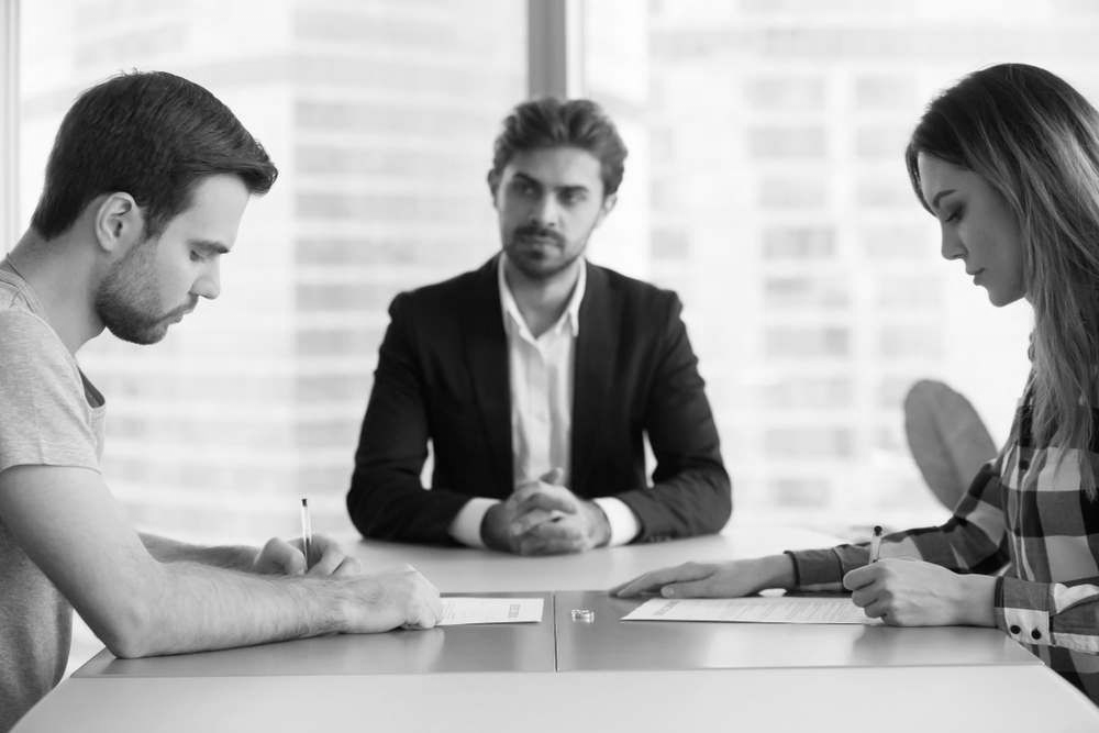 Divorce Lawyer In Robina Assisting Couple With Divorce Documents