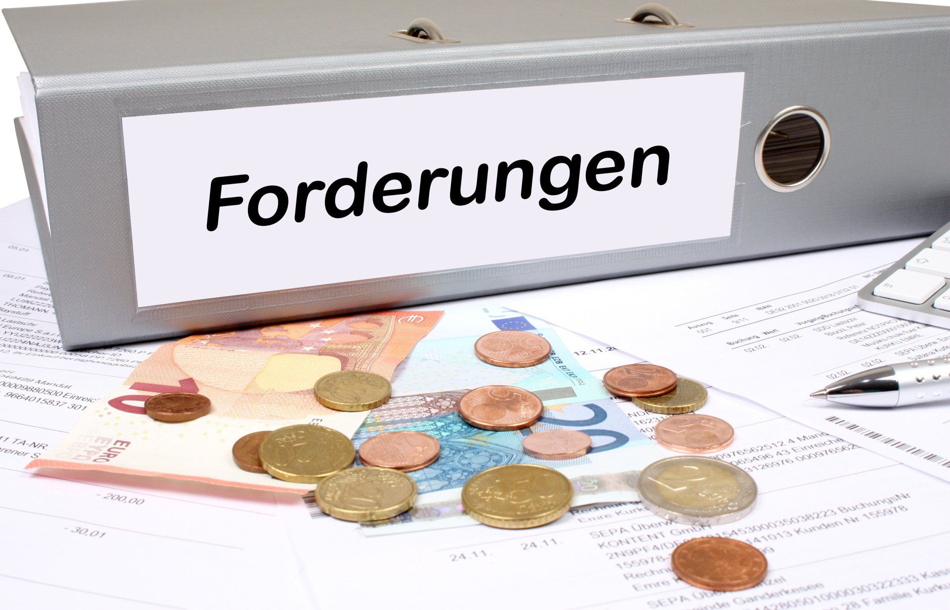 Ordner mit der Aufschrift „Forderungen“ mit verstreuten Euro-Münzen auf Papieren