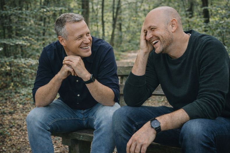 Kees Niehof en een medewerker in gesprek tijdens een coachingswandeling over werkplezier, persoonlijke ontwikkeling.