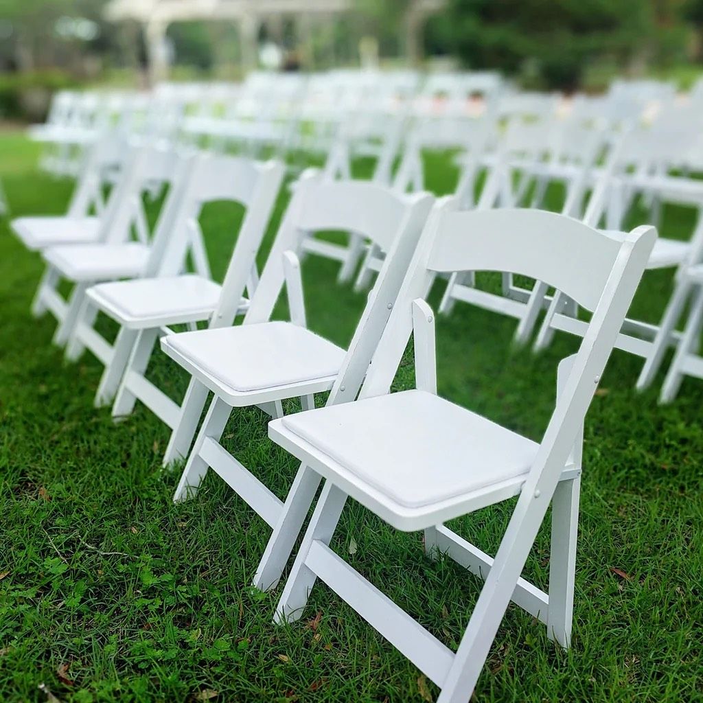 WHITE PADDED CHAIR