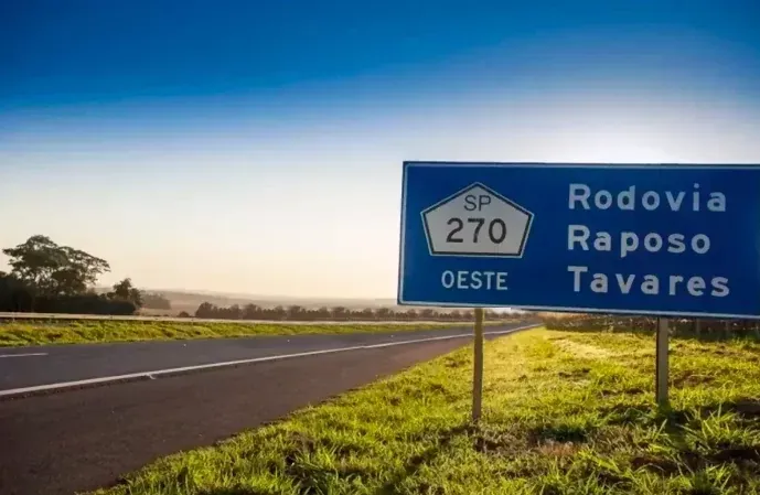 Brazilian highway sign for Route 270 Oeste toward Rodovia Raposo Tavares at sunset