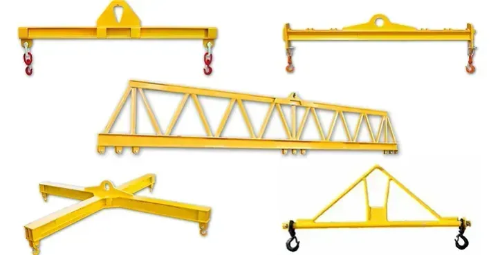 Cinque diverse travi di sollevamento e barre di distribuzione di colore giallo, utilizzate nell'ambito del sollevamento di gru, disposte su uno sfondo bianco.