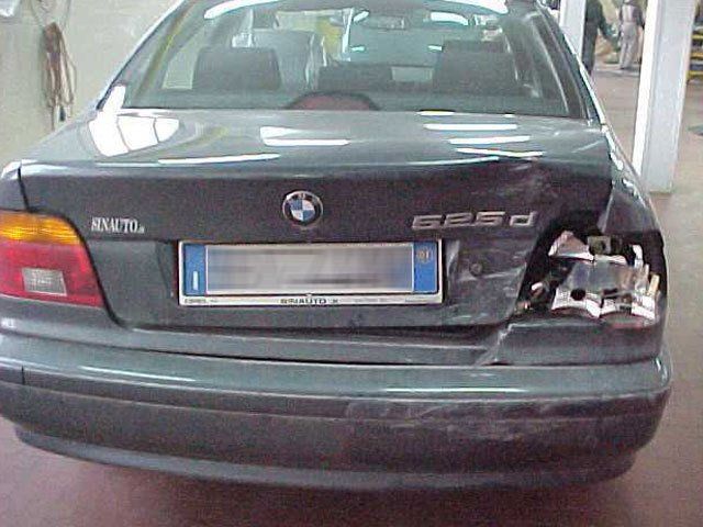Una bmw g25d con il fanale posteriore danneggiato