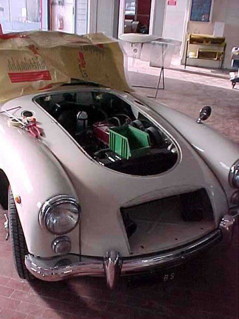 Un'auto bianca con il cofano aperto ha un adesivo con scritto marlboro