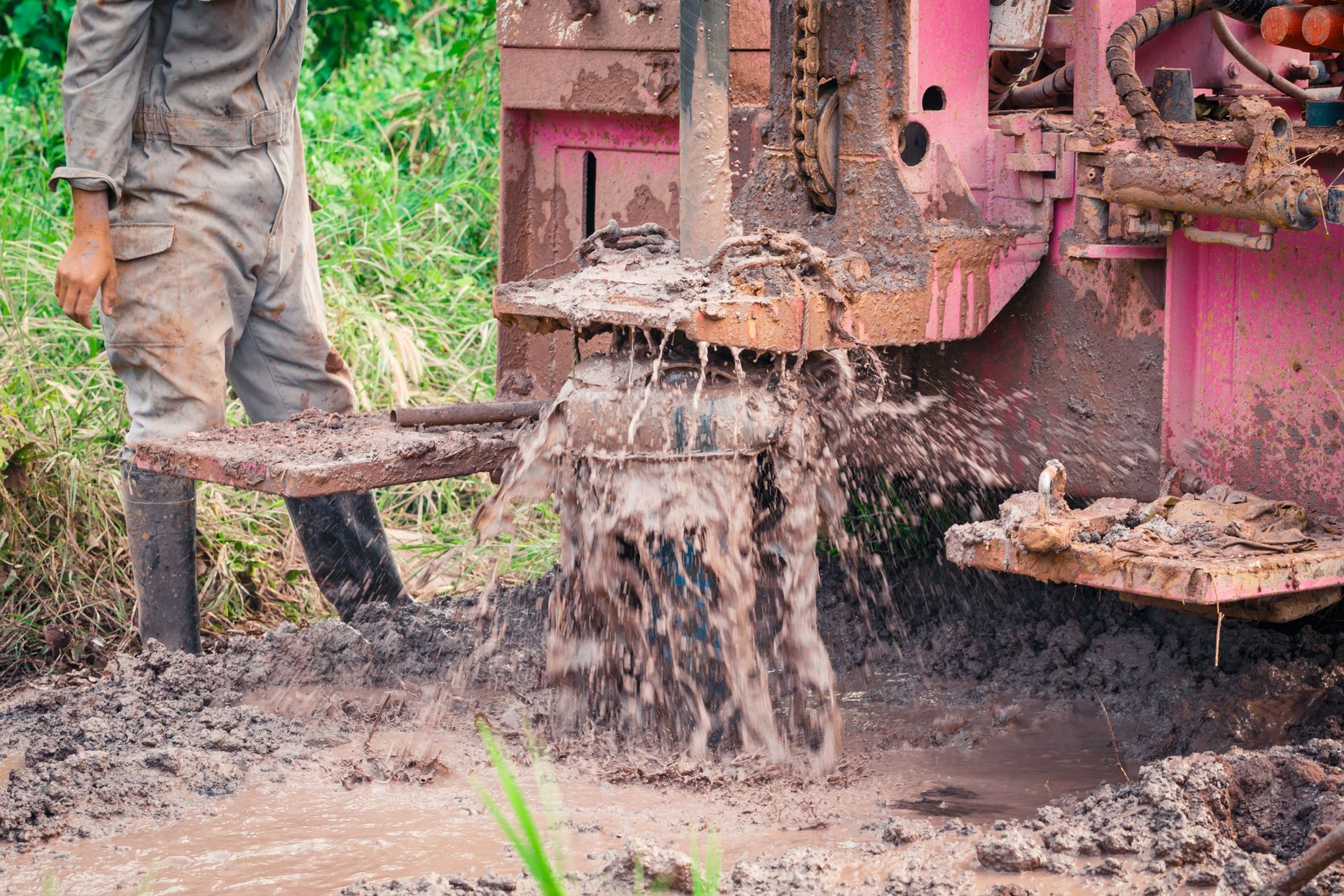 Workers use an underground water drilling blur machine.