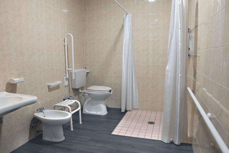 bagno con sanitari e doccia