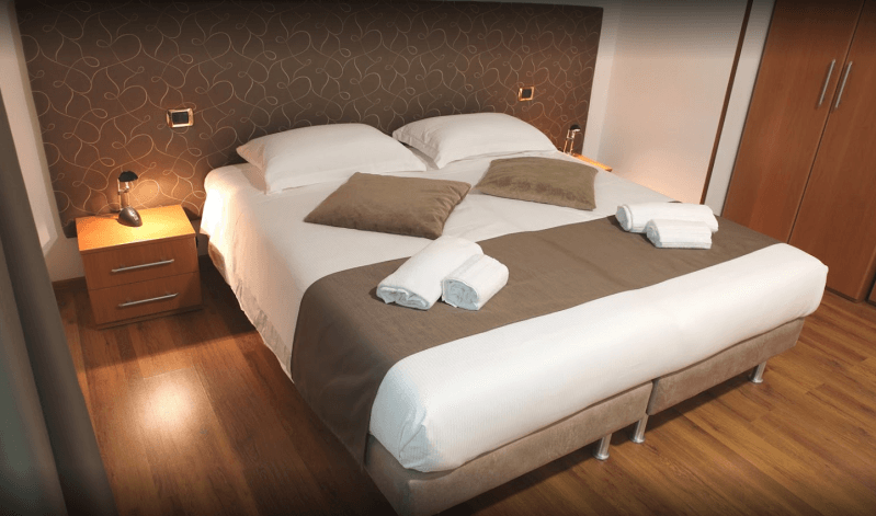 camera con letto matrimoniale