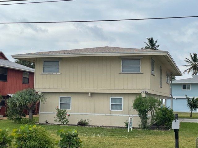 A house with a roof installed by Four Peaks Roofing in Fort Myers