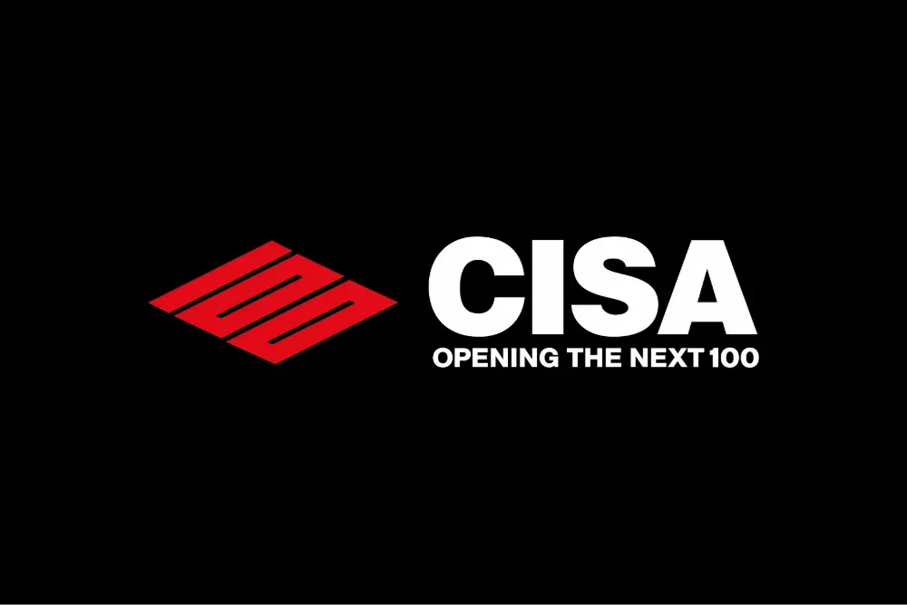 Logo CISA con emblema a strisce rosse e testo bianco su sfondo nero, slogan