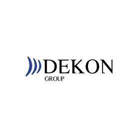 Logo del Gruppo DEKON con linee curve blu e testo serif nero su sfondo bianco.