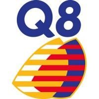 Logo Q8 con testo blu e una forma astratta a strisce gialle, rosse e blu.