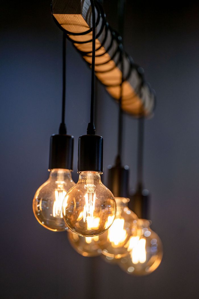 Negozio di illuminazione con lampade e faretti in esposizione
