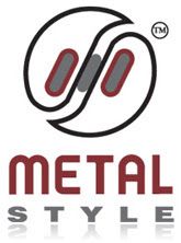 Logo con la scritta “METAL STYLE” e un emblema stilizzato nero e rosso sopra il testo.
