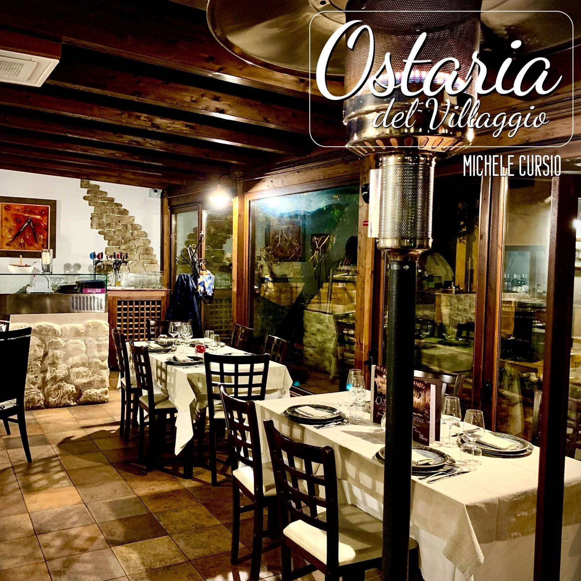 Elegante sala da pranzo di un ristorante italiano con tovaglie bianche, travi in ​​legno e una calda illuminazione soffusa.