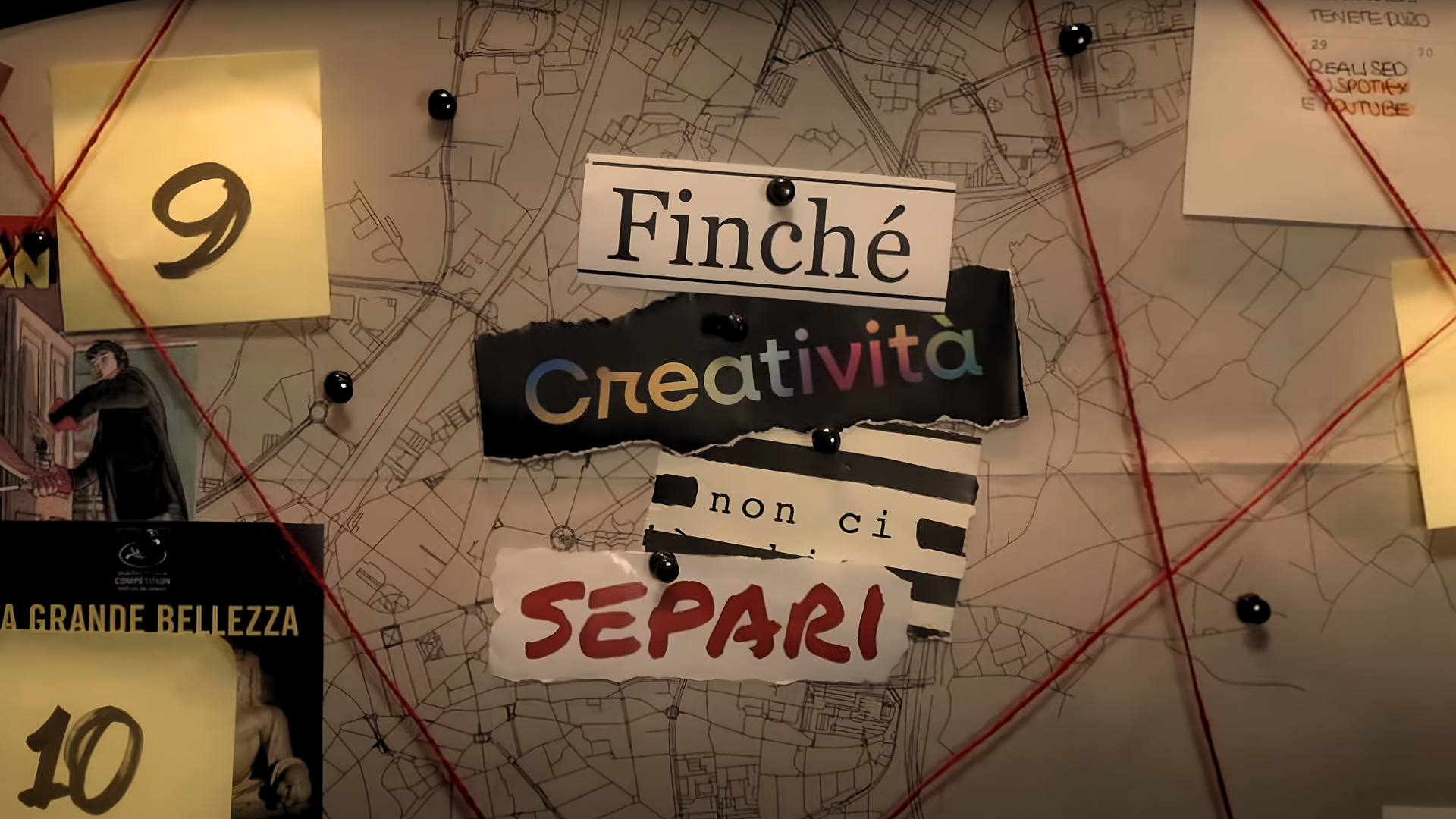Una bacheca con appunti e la scritta 